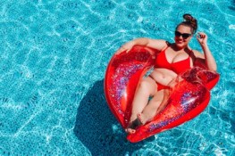 13. pool lips floaty